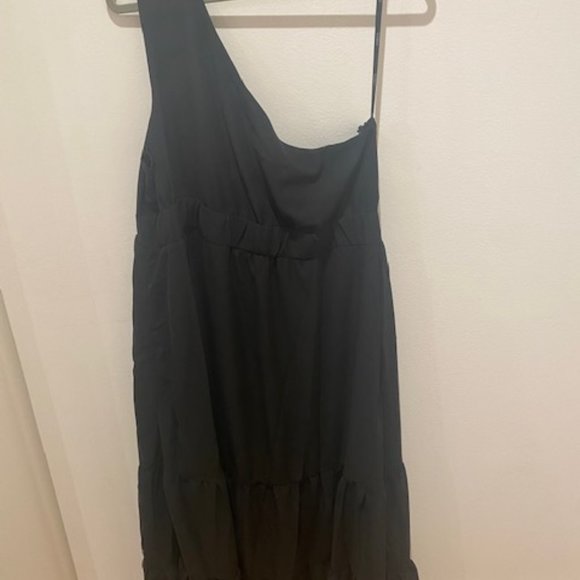 Plus Size Black One Shoulder Dress with Cutout (Sizes 18 and 20) - Picture 6 of 8